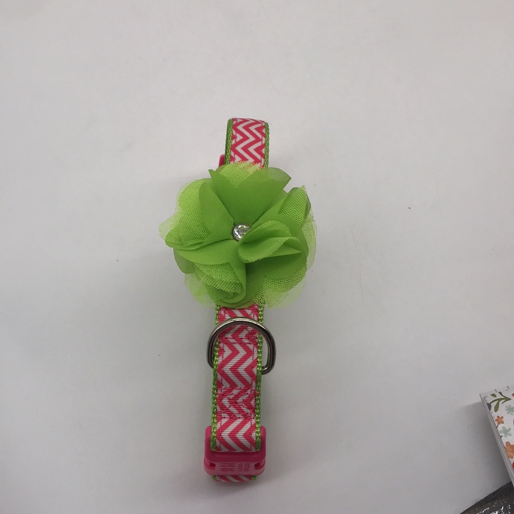 Martha Stewart Pets Chevron Pink/White on Lime Green Pattern/Netting Flower - Picture 3 of 6